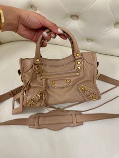 (Category: ) located in . Submitted by declutter.chic (Listing ID 1217202358, Image 1). Description: .