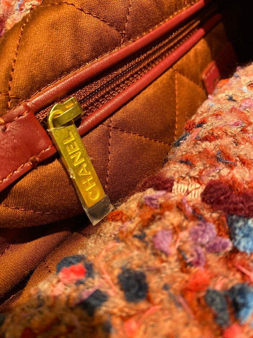 Chanel 22 pink tweed hobo bag (lightly used), 名牌, 手袋及銀包- Carousell