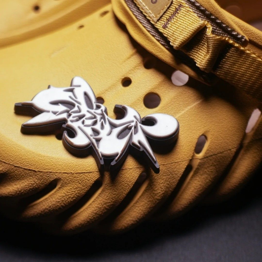 Crocs Echo Clog + Tokyo GUCCIMAZE jibbitz, Men's Fashion, Footwear