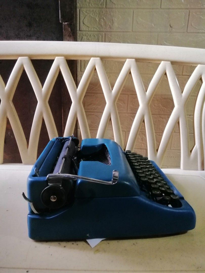 F/S: 1950s Smith Corona Sterling Typewriter (Category: Stationery & School Supplies) located in Bacoor. Submitted by piolo16 (Listing ID 1217117880, Image 3). Description: For Sale: 1950s Smith Corona Sterling Typewriter (Vintage) All Keys are Working New Ribbon / Ink Case (Original) Ready to Used Pure Metal Body Price: ₱6000 (6K) ‼️ Cash on Delivery via Lalamove LBC Express (Cash on Pickup) My Location: Bacoor Cavite, City.