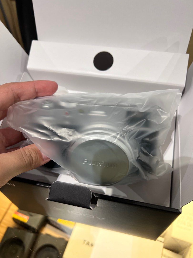 Fujifilm X100V Silver / Black (Category: Cameras) located in Manila. Submitted by nix1203 (Listing ID 1217129386, Image 3). Description: WTS Brandnew Fujifilm X100V Silver and Black Complete inclusions Sealed and brandnew .
