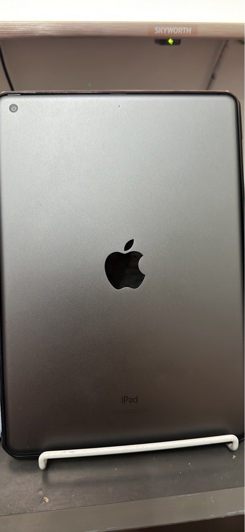 Ipad 8th gen wifi 128 gig (Category: iPad) located in Makati City. Submitted by solesprit (Listing ID 1217127773, Image 1). Description: nakatambak na lang hindi na po nagagamit.