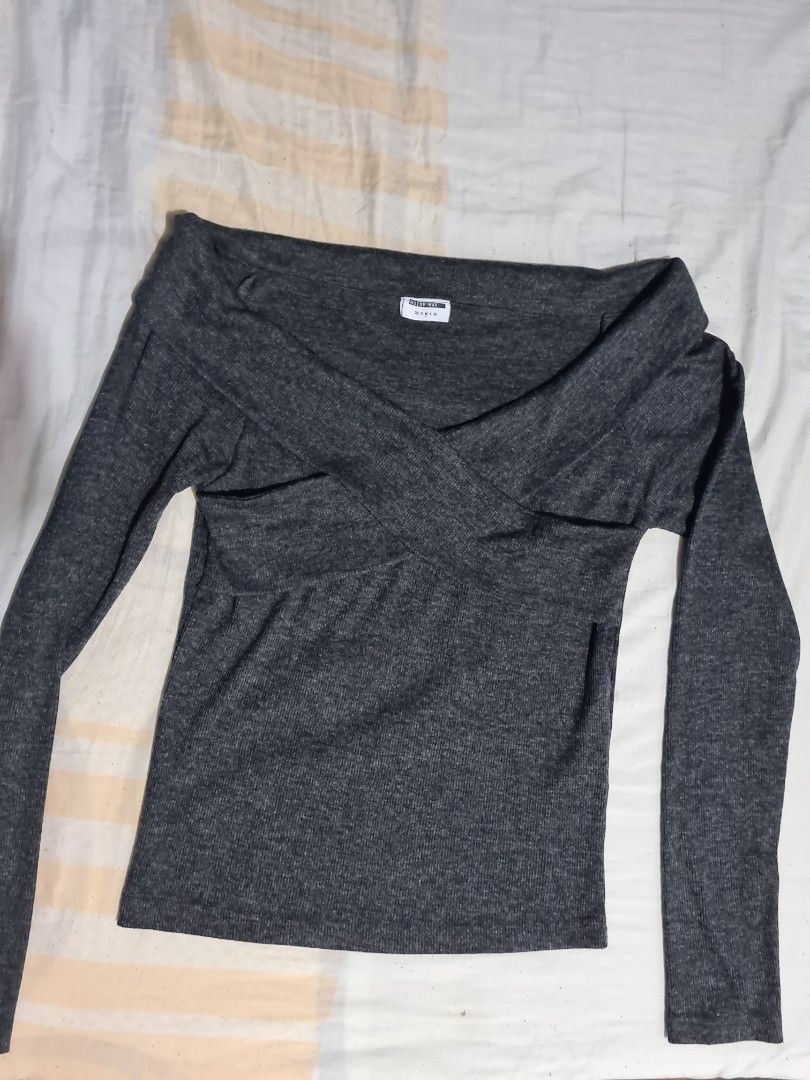 Ladies' gray long sleeves top (Category: Blouses) located in Paranaque City. Submitted by jay.anne (Listing ID 1217187300, Image 1). Description: fits small to medium frame.