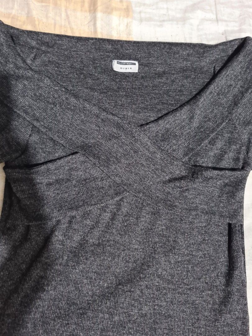 Ladies' gray long sleeves top (Category: Blouses) located in Paranaque City. Submitted by jay.anne (Listing ID 1217187300, Image 3). Description: fits small to medium frame.