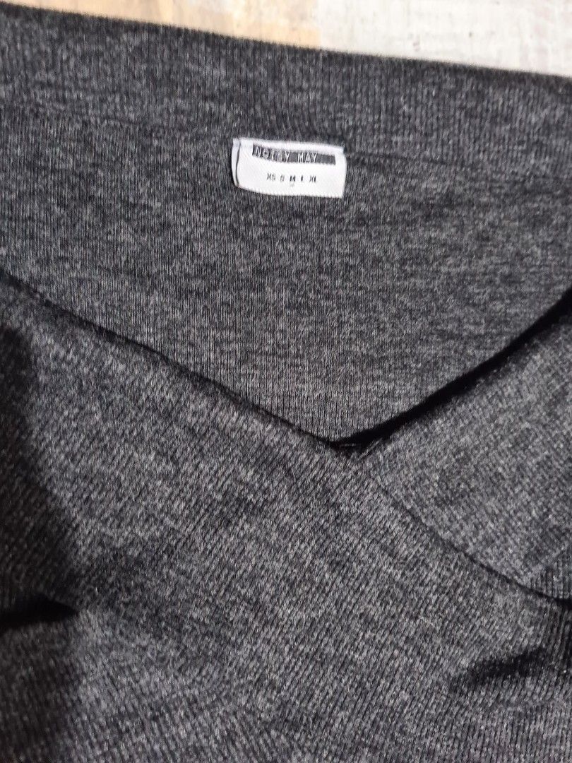 Ladies' gray long sleeves top (Category: Blouses) located in Paranaque City. Submitted by jay.anne (Listing ID 1217187300, Image 2). Description: fits small to medium frame.