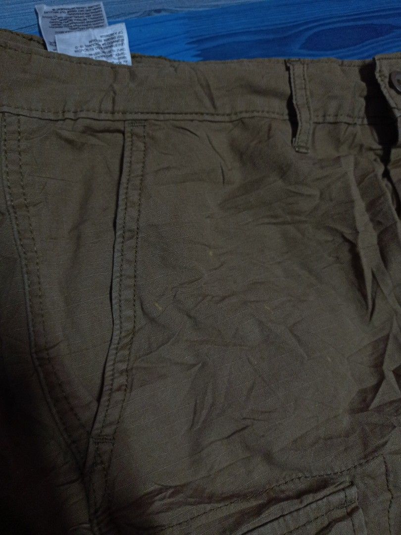 Levis Carrier Cargo whiite tab Short, Men's Fashion, Bottoms, Shorts on  Carousell
