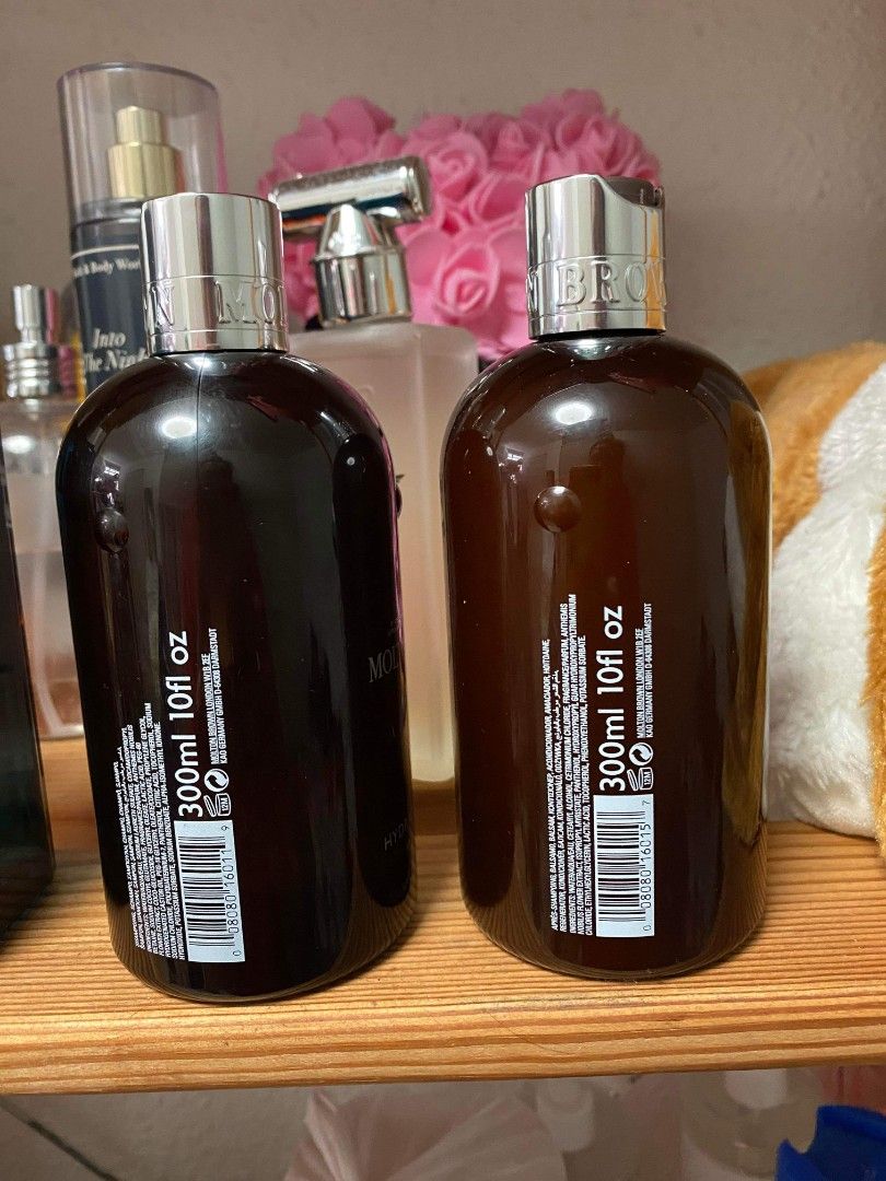 MOLTON BROWN LONDON HYDRATING SHAMPOO WITH CAMOMILE and HYDRATING