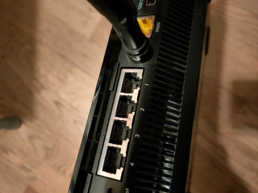 Netgear R6400 smart WiFi Router DDWRT installed AC1750 3 external