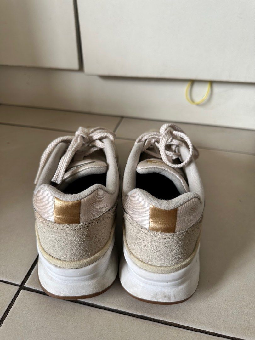 New balance 997H (Category: Sneakers) located in Quezon City. Submitted by vjl21 (Listing ID 1217068815, Image 3). Description: NB 997h Size 6.5US.