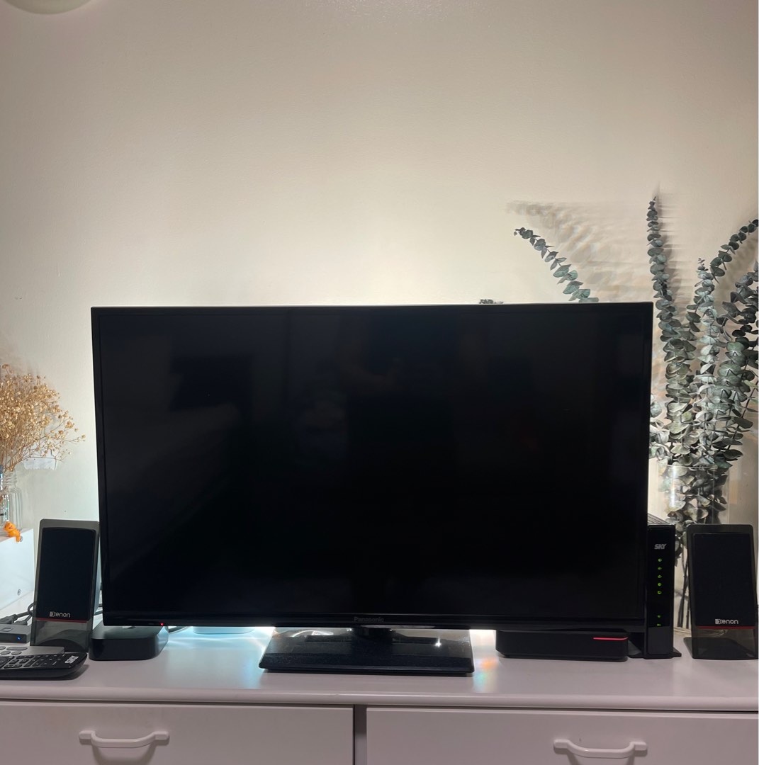 Panasonic 32 Inch Full HD LED TV (TH32A400X) with FREE Xenon Speakers