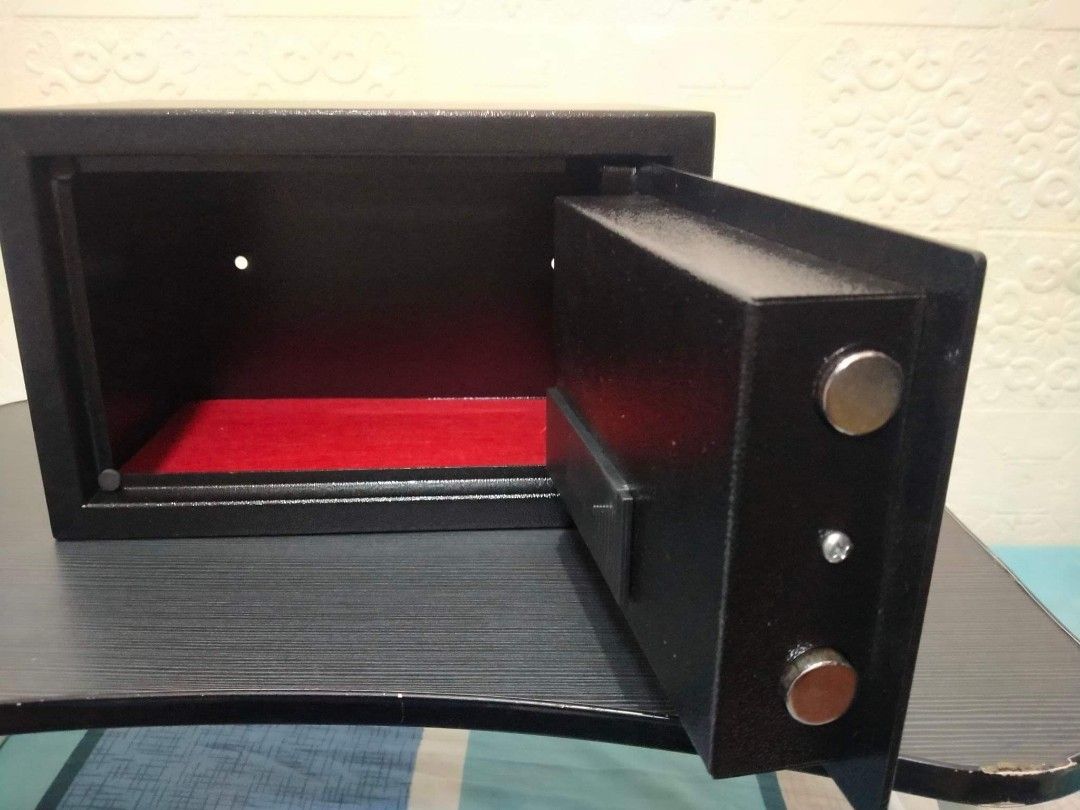 Safety Vault 31x20x20 cm (Category: Safe) located in Caloocan City. Submitted by 5veezonlineshoppe (Listing ID 1217086738, Image 2). Description: Safety Vault Digital Safe 31x20x20 cm With cash drop Mountable We deliver . Message us for details.