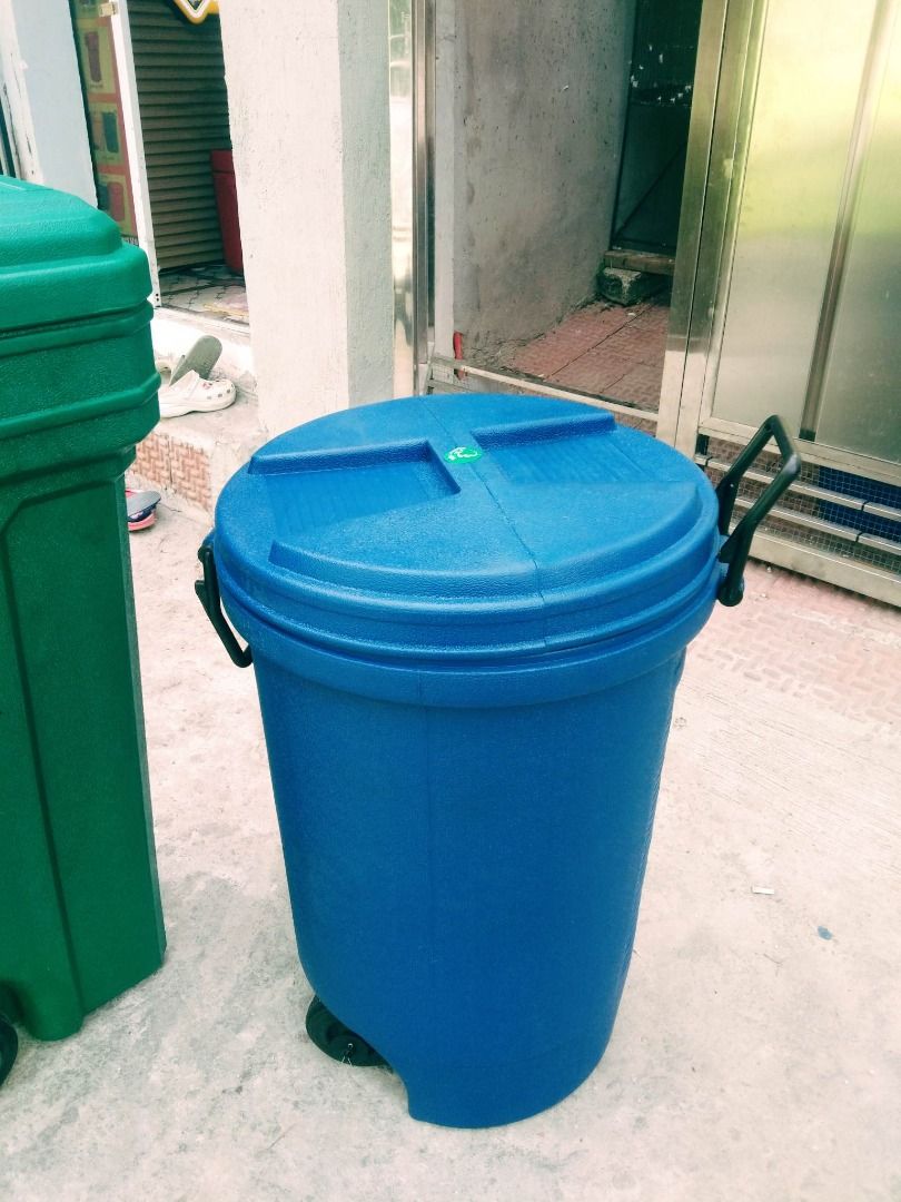 trolling trash bin, Furniture & Home Living, Cleaning & Homecare