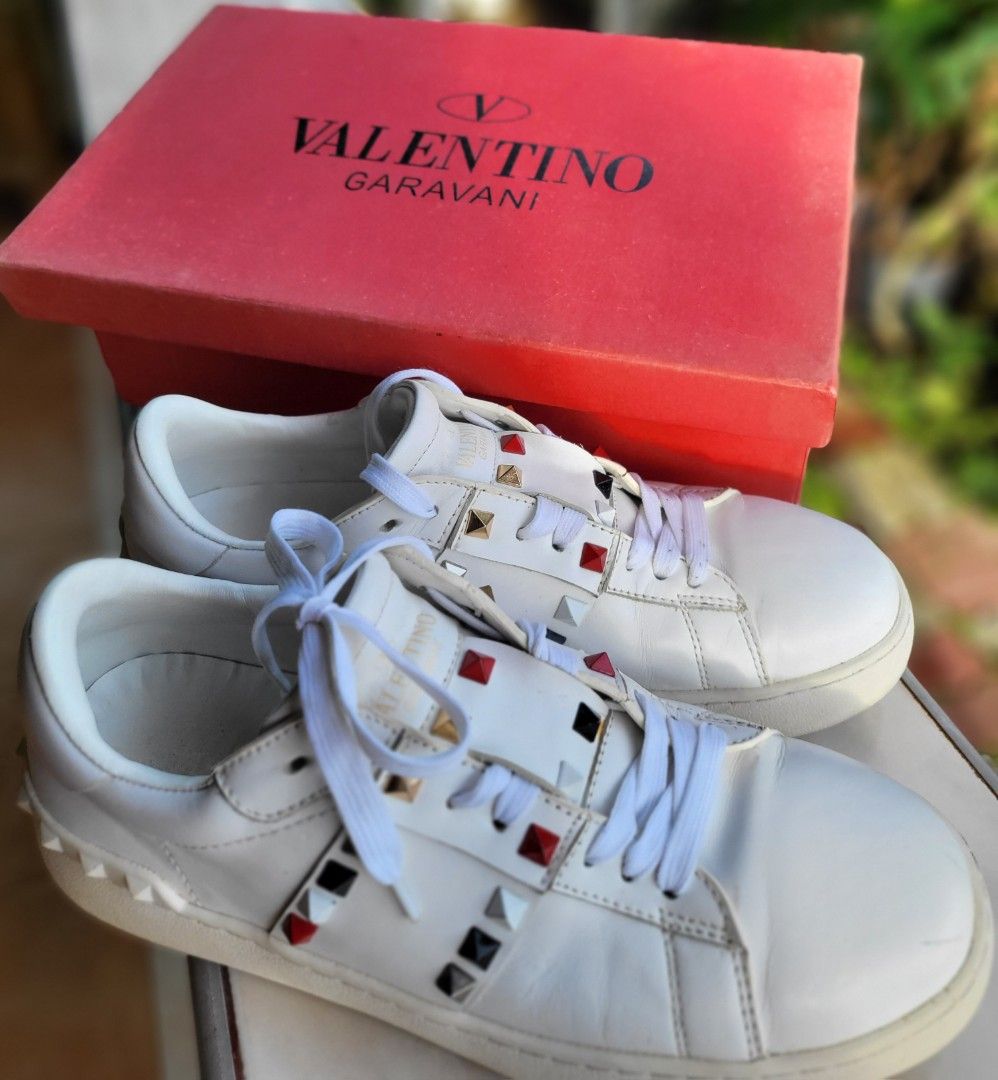 selvfølgelig Våd format Valentino White Studded Shoes, Luxury, Sneakers & Footwear on Carousell