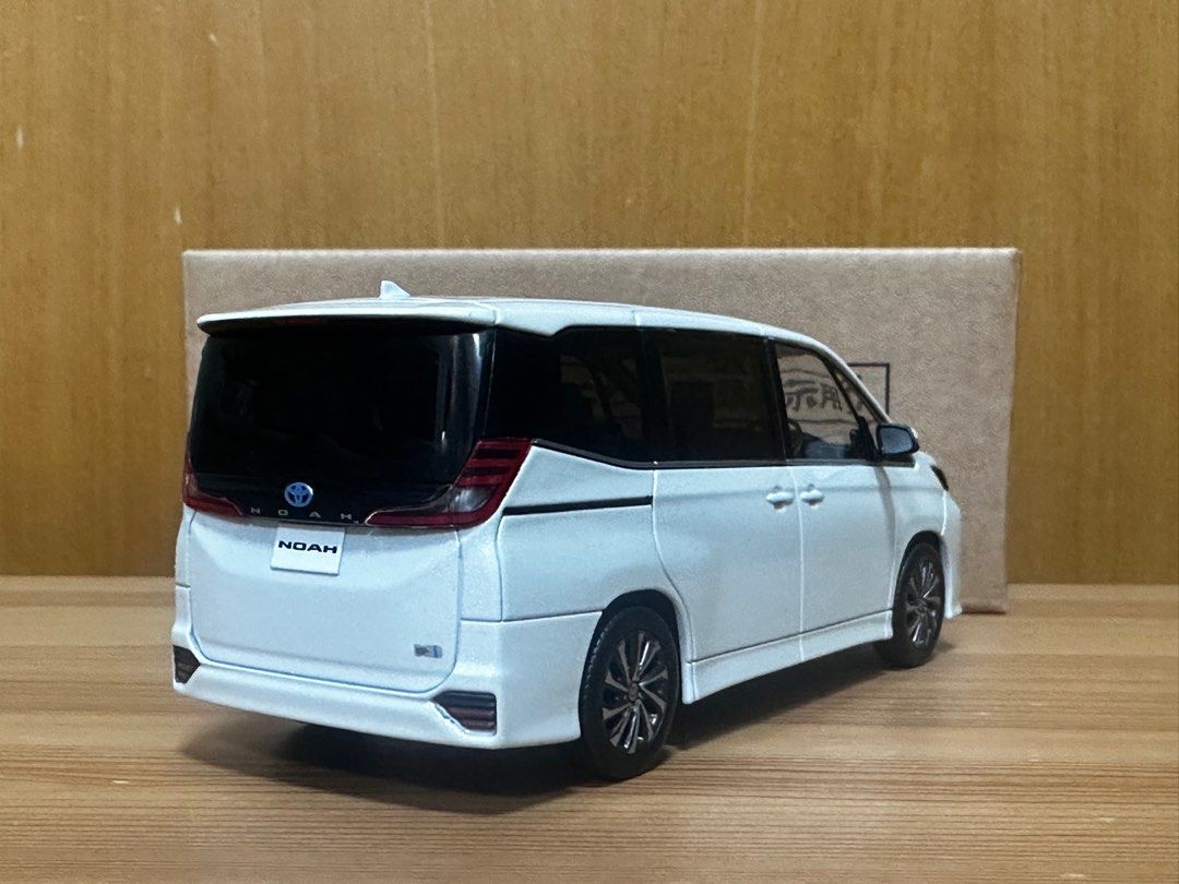 1/30 Toyota Noah 90系原廠模型車珍珠白070, 興趣及遊戲, 玩具& 遊戲類