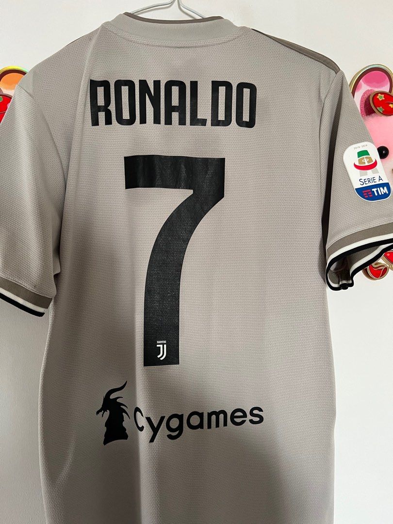 18/19 Juventus Away with #7 Ronald nameset, Men's Fashion, Tops