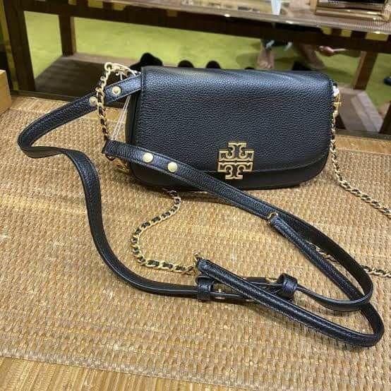 🇺🇲 Authentic Tory Burch Britten Crossbody bag (Category: Luxury Bags & Wallets) located in Santa Cruz. Submitted by janelovebagswatchesshoesph (Listing ID 1217241711, Image 2). Description: .