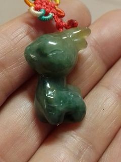 天然翡翠A，帶黃翡花青小鹿吊飾，掛包包，掛手機超可愛！（照片無打光，無優化，用兩光手機拍的。)為表達真實物況，不用特殊鏡頭拍照。實品比照片美👍，喜歡可小議。