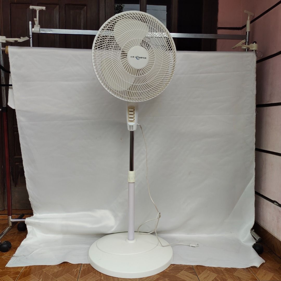 Air Monster 16 Inci Kipas Angin Berdiri 15501 Putih Stand Fan Ada Yg Bagian Patah On Carousell 2361