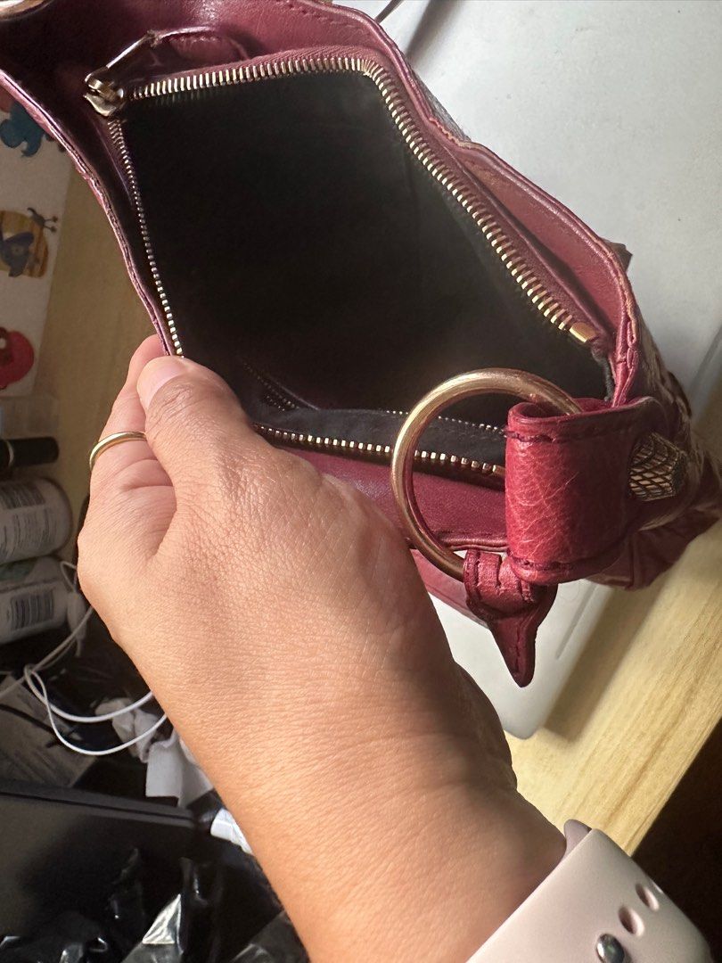 Authentic Balenciaga Hip (Category: Luxury Bags & Wallets) located in Bacoor. Submitted by momandkids (Listing ID 1217230114, Image 3). Description: inclusion: dustbag.