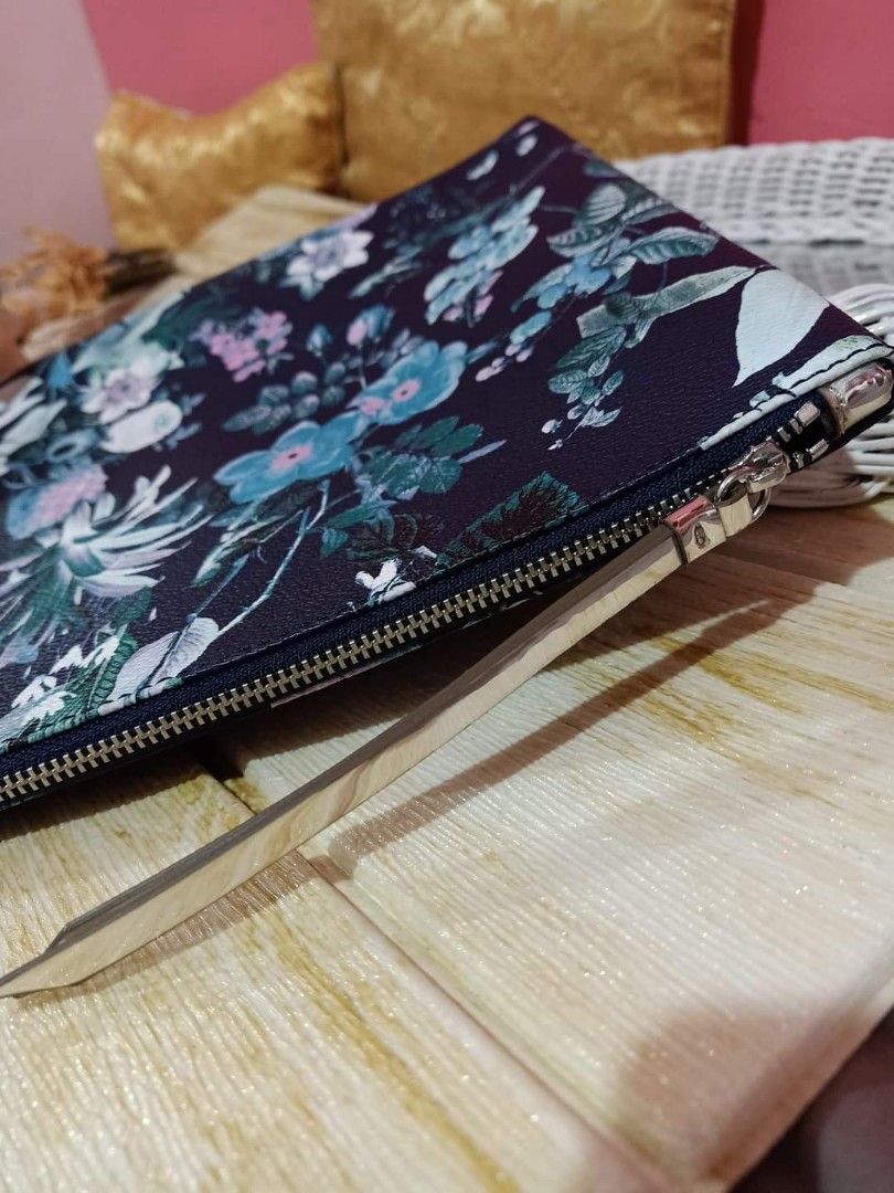 Authentic banana republic doc. Pouch (Category: Purses & Pouches) located in Arayat. Submitted by imeon13 (Listing ID 1217325103, Image 3). Description: 780php authentic banana republic document pouch ksya ipad mini lapto,tablet leather material like new ❣️❣️❣️.