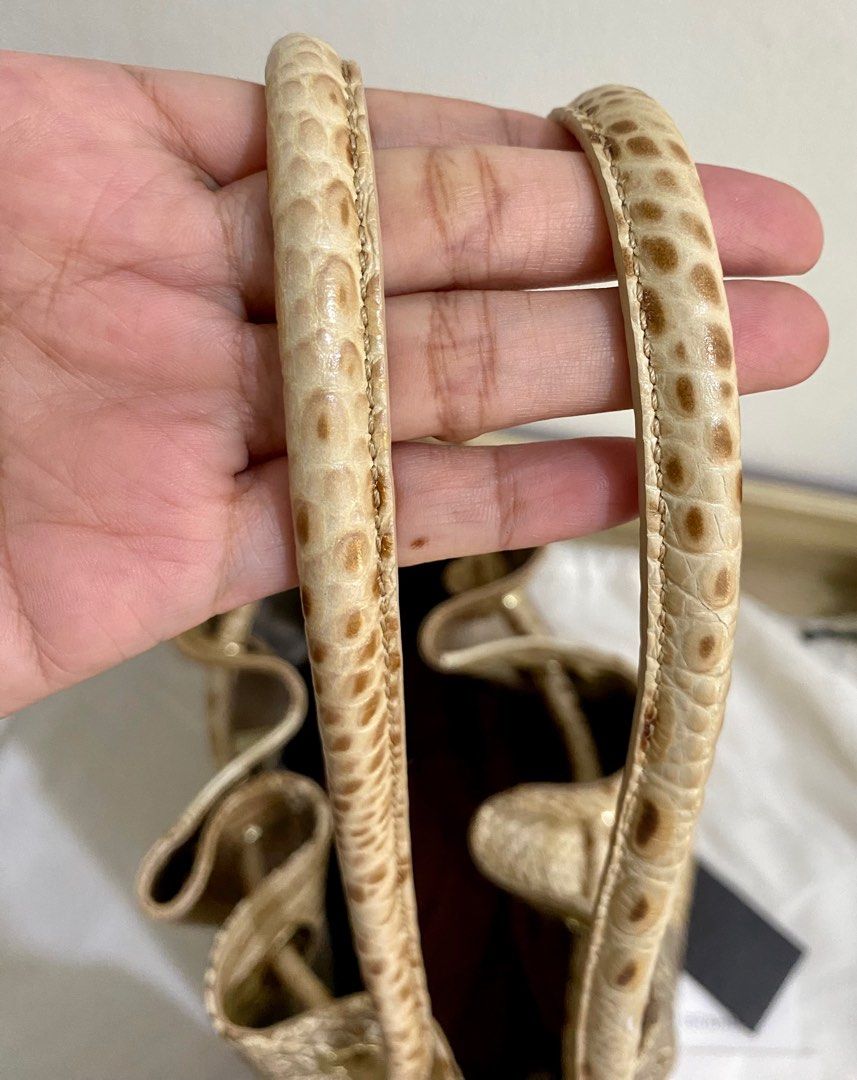 Brahmin mix printed bucket bag (Category: Luxury Bags & Wallets) located in Makati City. Submitted by nsmonlineshop (Listing ID 1167243452, Image 3). Description: For details please message me. For sure buyer please..