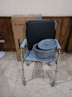 FOLDABLE COMMODE CHAIR WITH WHEELS AND FOAM
