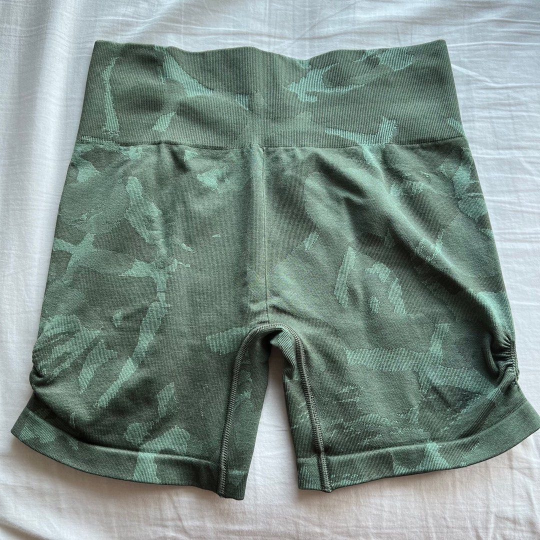 Gymshark Adapt Camo Seamless Shorts in green - Savanna, 女裝, 運動