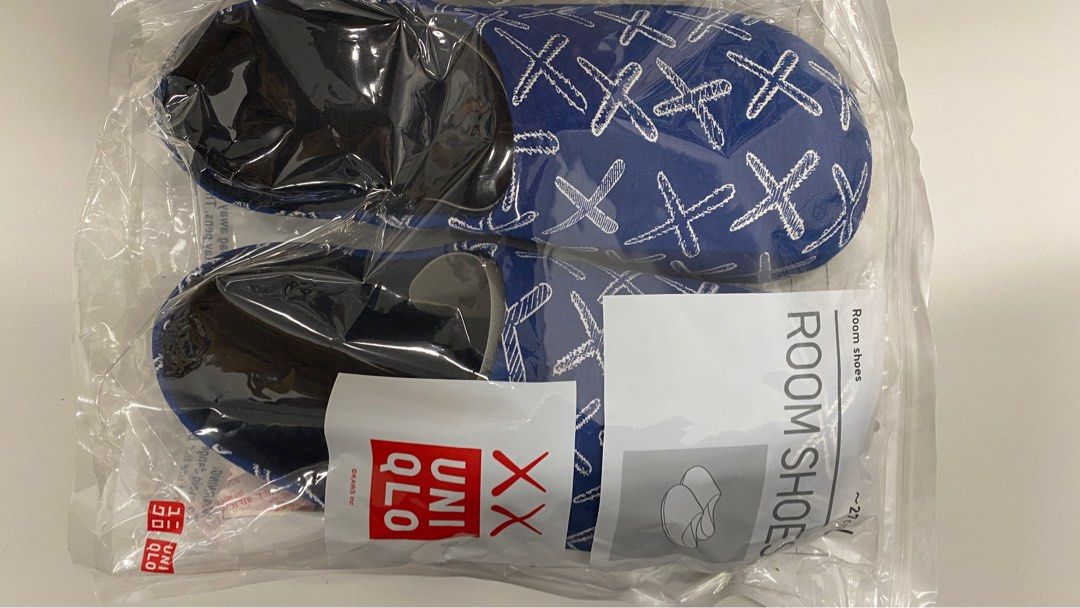 Kaws x Uniqlo Room Shoes size L (brand new), 男裝, 鞋, 拖鞋- Carousell