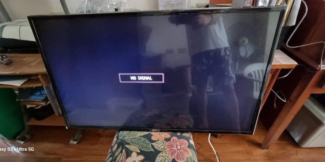 LG 43LF510A (Category: TV) located in Marikina City. Submitted by coketumbler (Listing ID 1217306481, Image 2). Description: RFS: screen issue, only upper half of the screen is working. Last used in 2020. Includes plug and adapter. Remote control is missing For Metro Manila buyers only Payment : GCash Buyer must be responsible for pick up (location noted below).