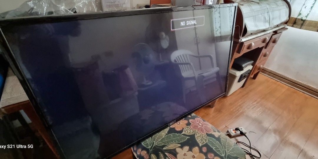 LG 43LF510A (Category: TV) located in Marikina City. Submitted by coketumbler (Listing ID 1217306481, Image 1). Description: RFS: screen issue, only upper half of the screen is working. Last used in 2020. Includes plug and adapter. Remote control is missing For Metro Manila buyers only Payment : GCash Buyer must be responsible for pick up (location noted below).