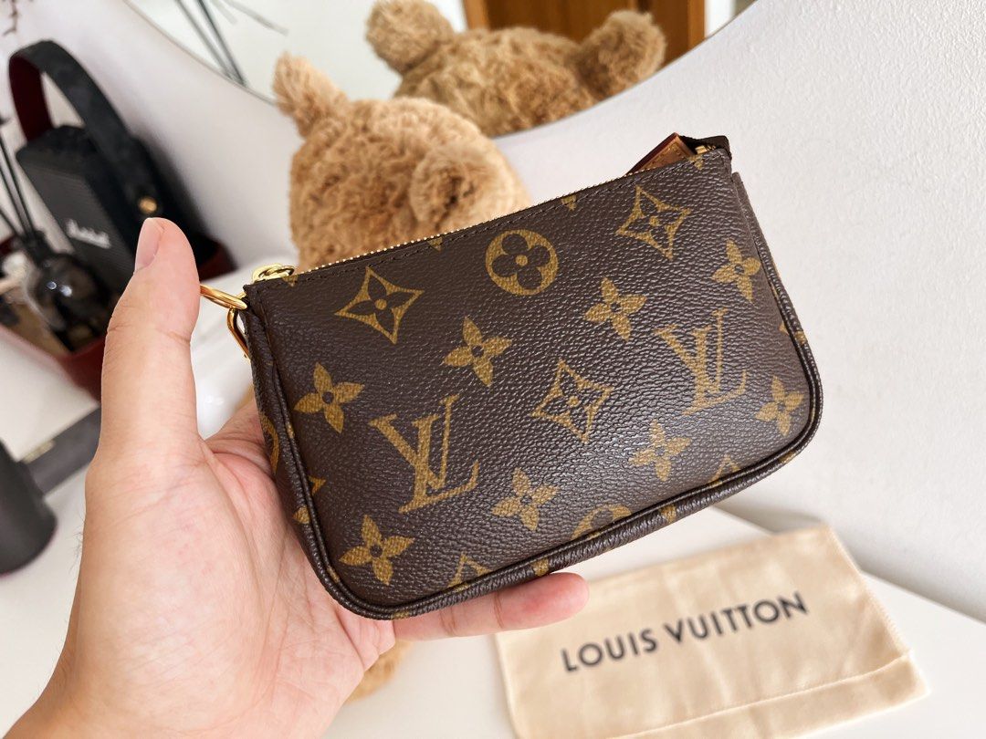 Louis Vuitton LV Vintage Mini Pochette Accessoires Pouch Crossbody Bag,  Luxury, Bags & Wallets on Carousell