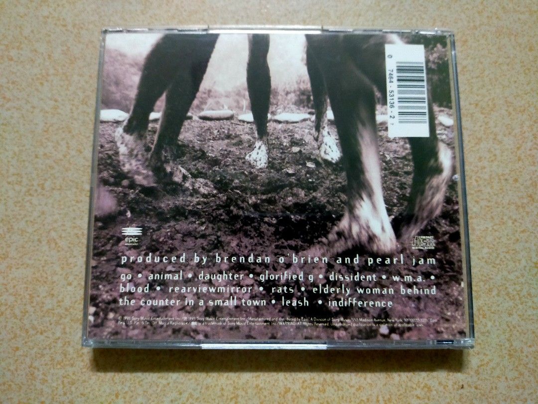 Pearl Jam - Vs, Hobbies & Toys, Music & Media, CDs & DVDs on Carousell