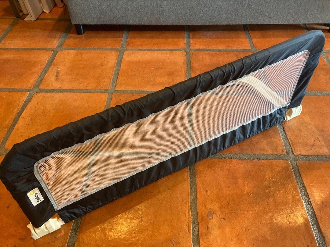 Like new Safety 1st compact foldable bed rail, Babies & Kids, Baby