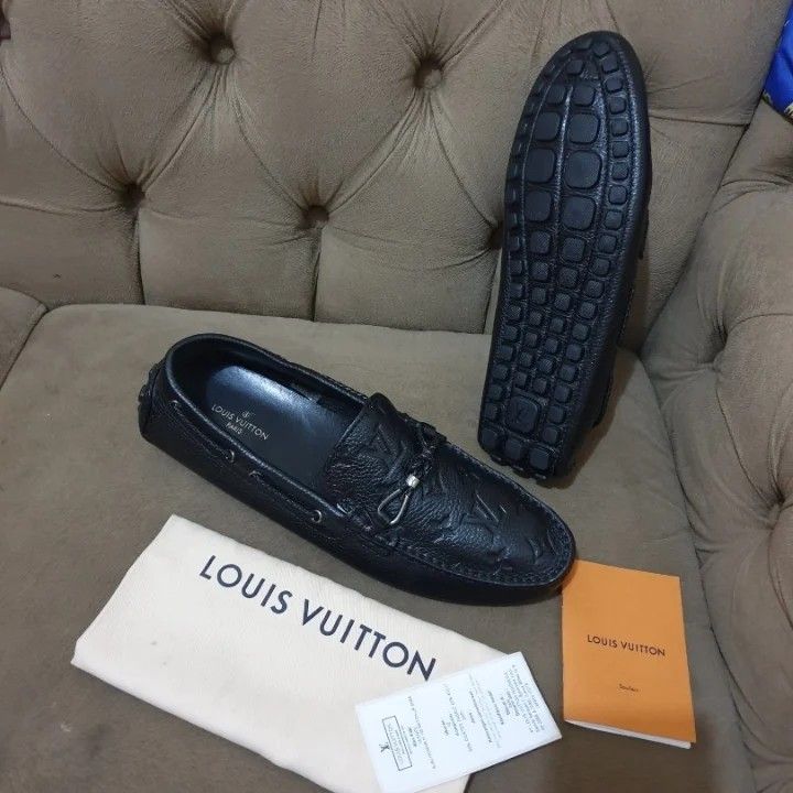 Daftar harga Sepatu Pria Louis Vuitton Asli Bulan Oktober 2023