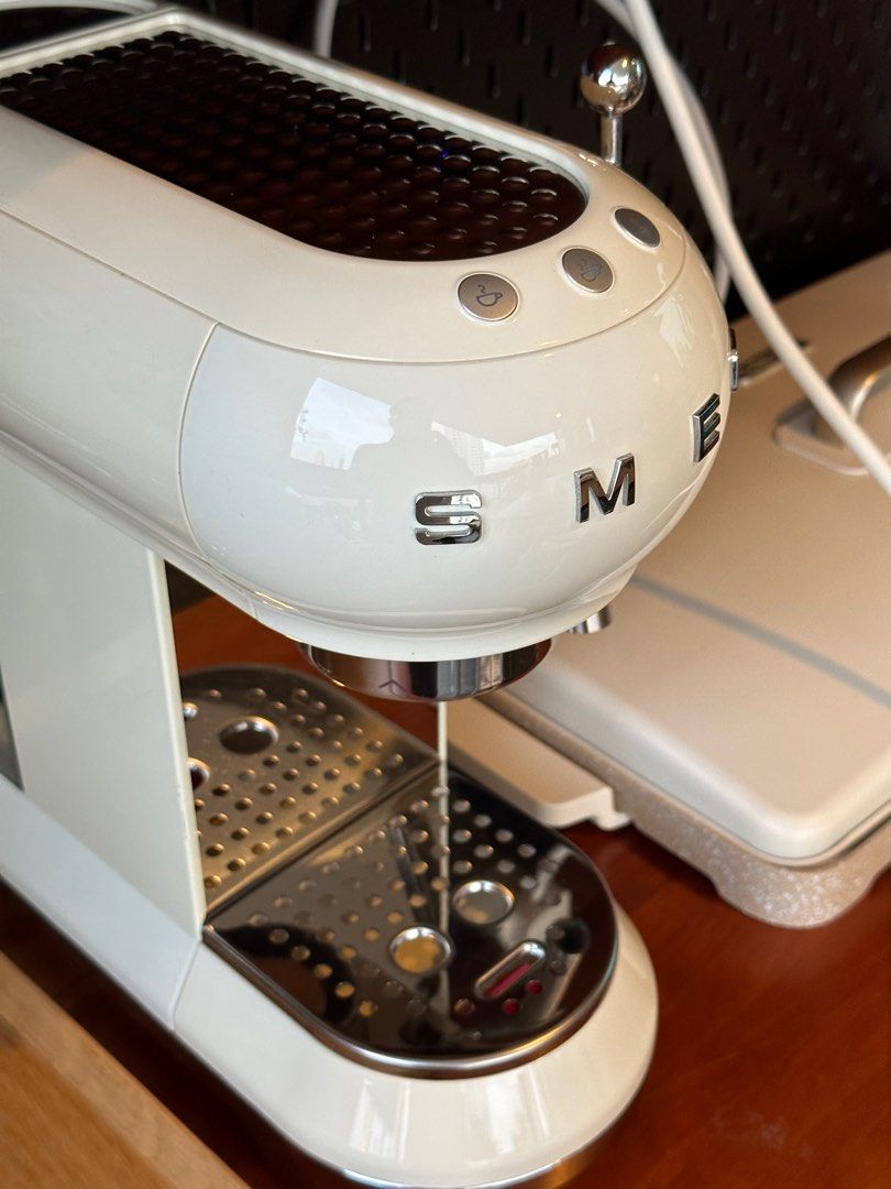 SMEG coffee machine white, TV & Home Appliances, Kitchen Appliances