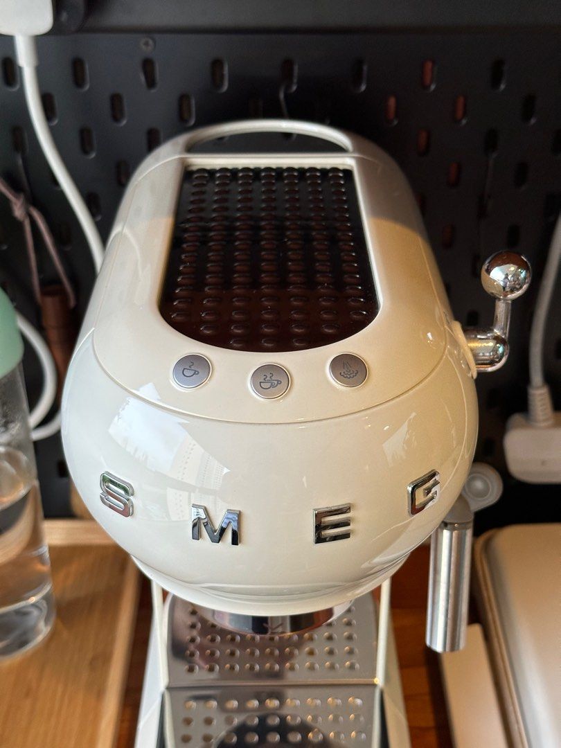 SMEG coffee machine white, TV & Home Appliances, Kitchen Appliances