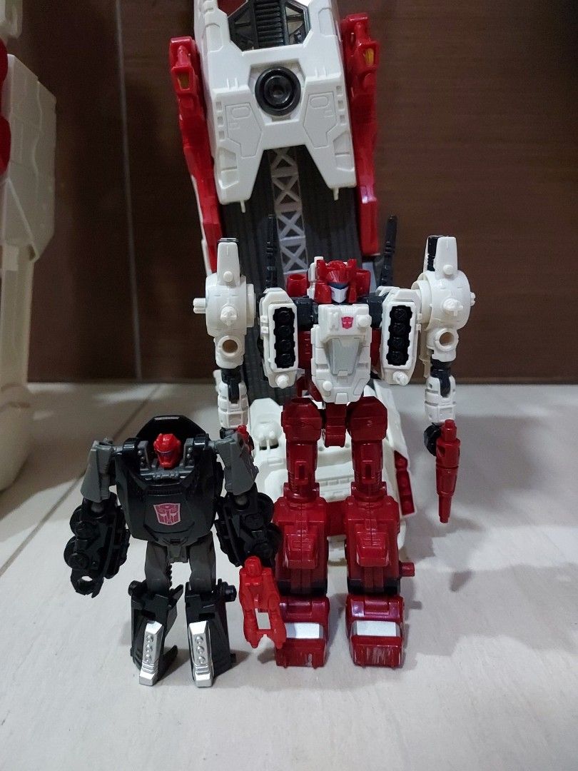 TAKARA TOMY LEGENDS METROPLEX WITH SCAMPER AND SIXGUN, Hobbies & Toys ...
