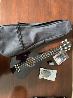Ukelele set (ukelele, tuner, strap,  capo)
