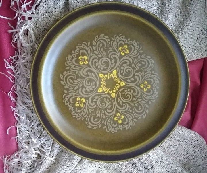 Vintage Stoneware Plate (Category: Other Kitchenware & Tableware) located in Quezon City. Submitted by MahjasHomeCollections (Listing ID 1217288675, Image 1). Description: 10".
