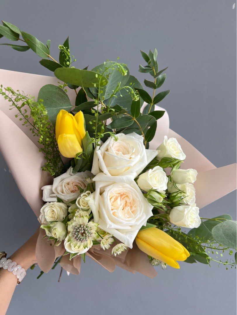 Peach roses fresh flowers bouquet jurong free delivery, Hobbies & Toys