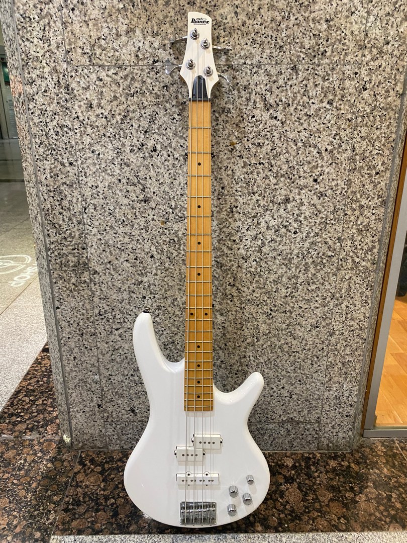 2011 Ibanez GIO GSR 250M 4 String Bass Guitar,White, Hobbies & Toys