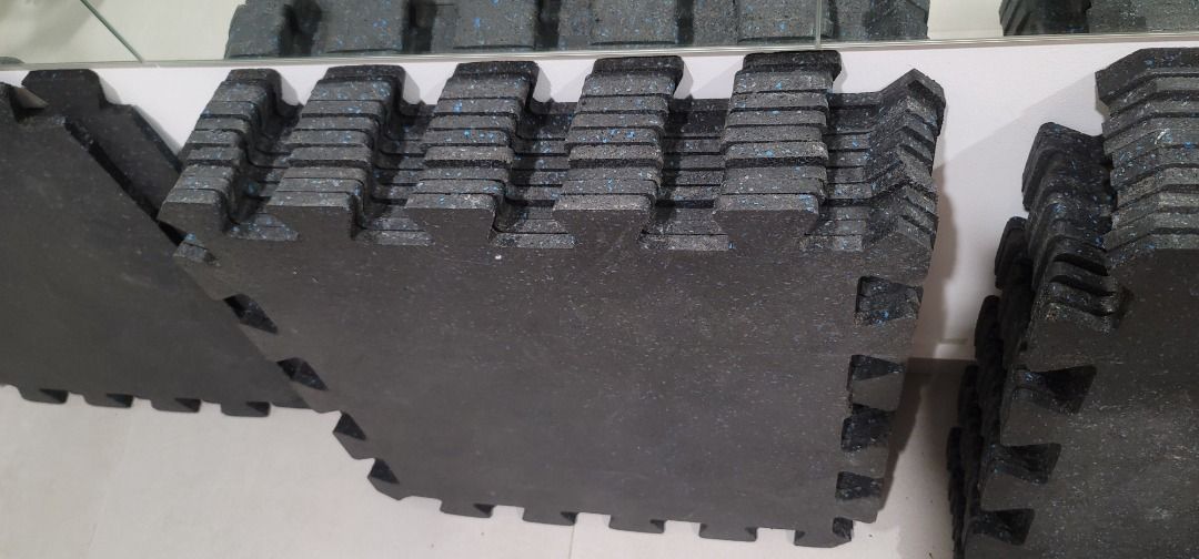 23 X Gym Grade Interlocking Floor Mat Squares, Sports Equipment