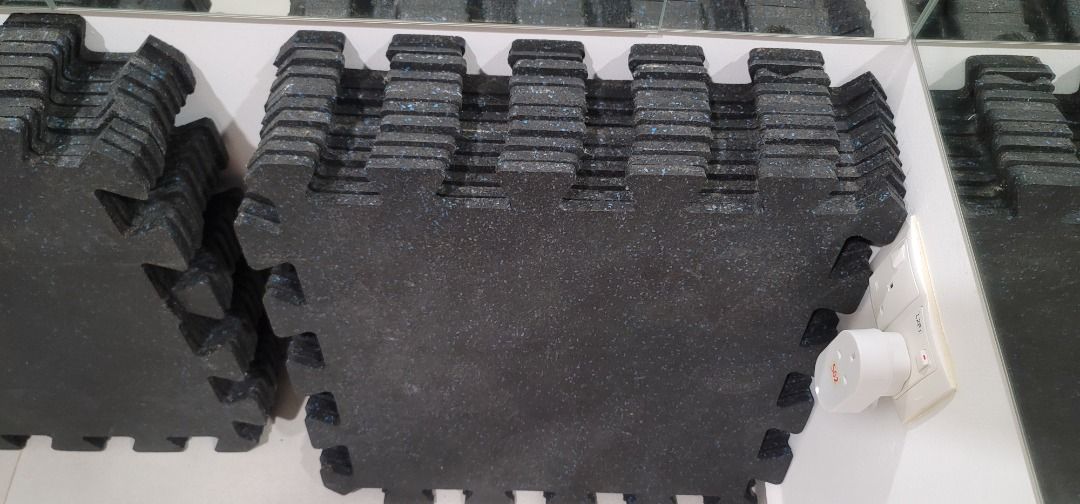 23 X Gym Grade Interlocking Floor Mat Squares, Sports Equipment