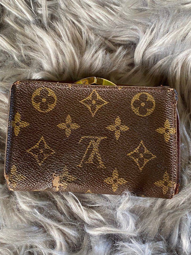 💯 LV KISSLOCK WALLET 😍 (Category: Luxury Bags & Wallets) located in Bacolod City. Submitted by chuchaystuffs (Listing ID 1217529027, Image 3). Description: My maliit na flaw sa Likod na part see pics po , .