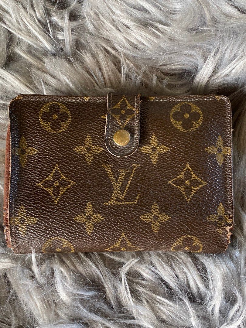 💯 LV KISSLOCK WALLET 😍 (Category: Luxury Bags & Wallets) located in Bacolod City. Submitted by chuchaystuffs (Listing ID 1217529027, Image 1). Description: My maliit na flaw sa Likod na part see pics po , .