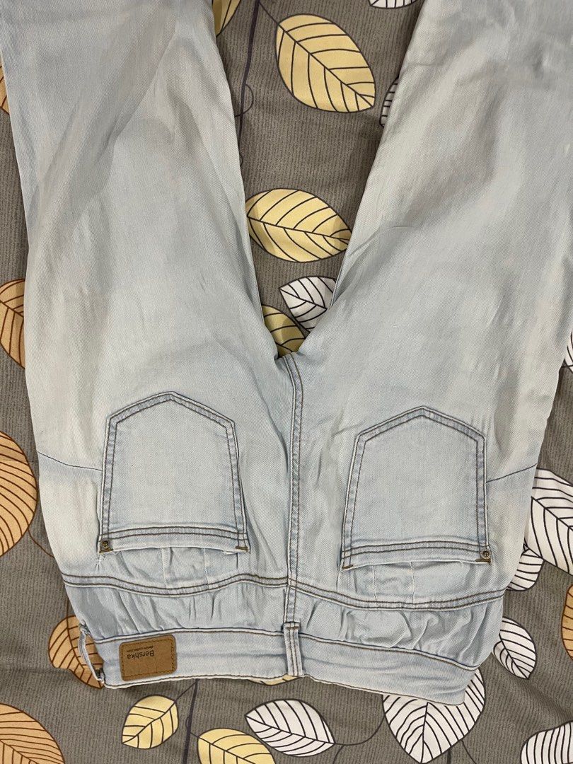 Bershka light washed jeans (Category: Jeans) located in Lucena. Submitted by rdct_ (Listing ID 1217558622, Image 3). Description: Bershka Womens jeans Light washed .