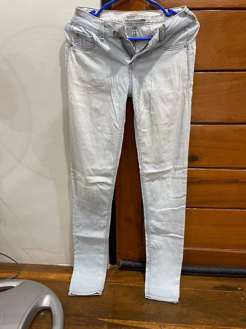 Bershka light washed jeans (Category: Jeans) located in Lucena. Submitted by rdct_ (Listing ID 1217558622, Image 2). Description: Bershka Womens jeans Light washed .