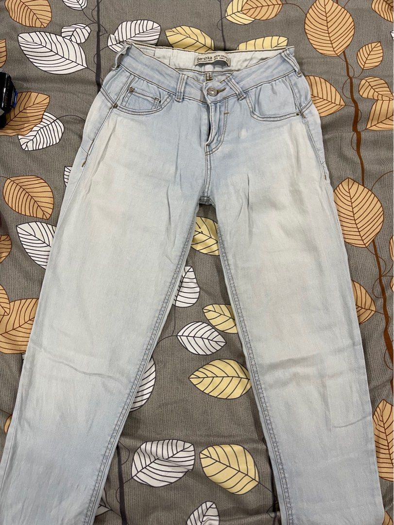 Bershka light washed jeans (Category: Jeans) located in Lucena. Submitted by rdct_ (Listing ID 1217558622, Image 1). Description: Bershka Womens jeans Light washed .