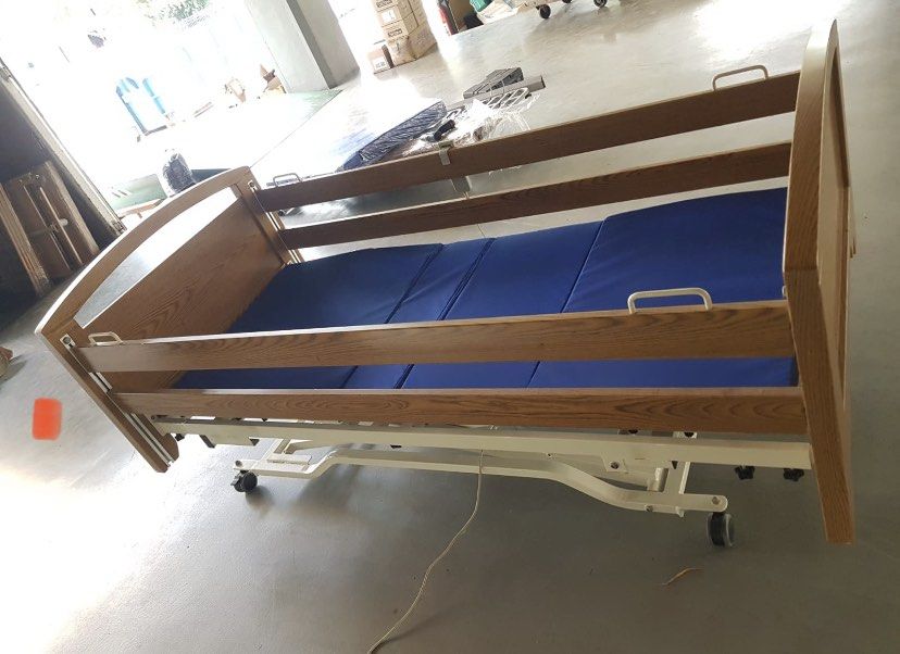 Homebase electrical hospital bed, Furniture & Home Living, Furniture