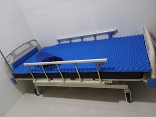 Hospital bed 3 cranks